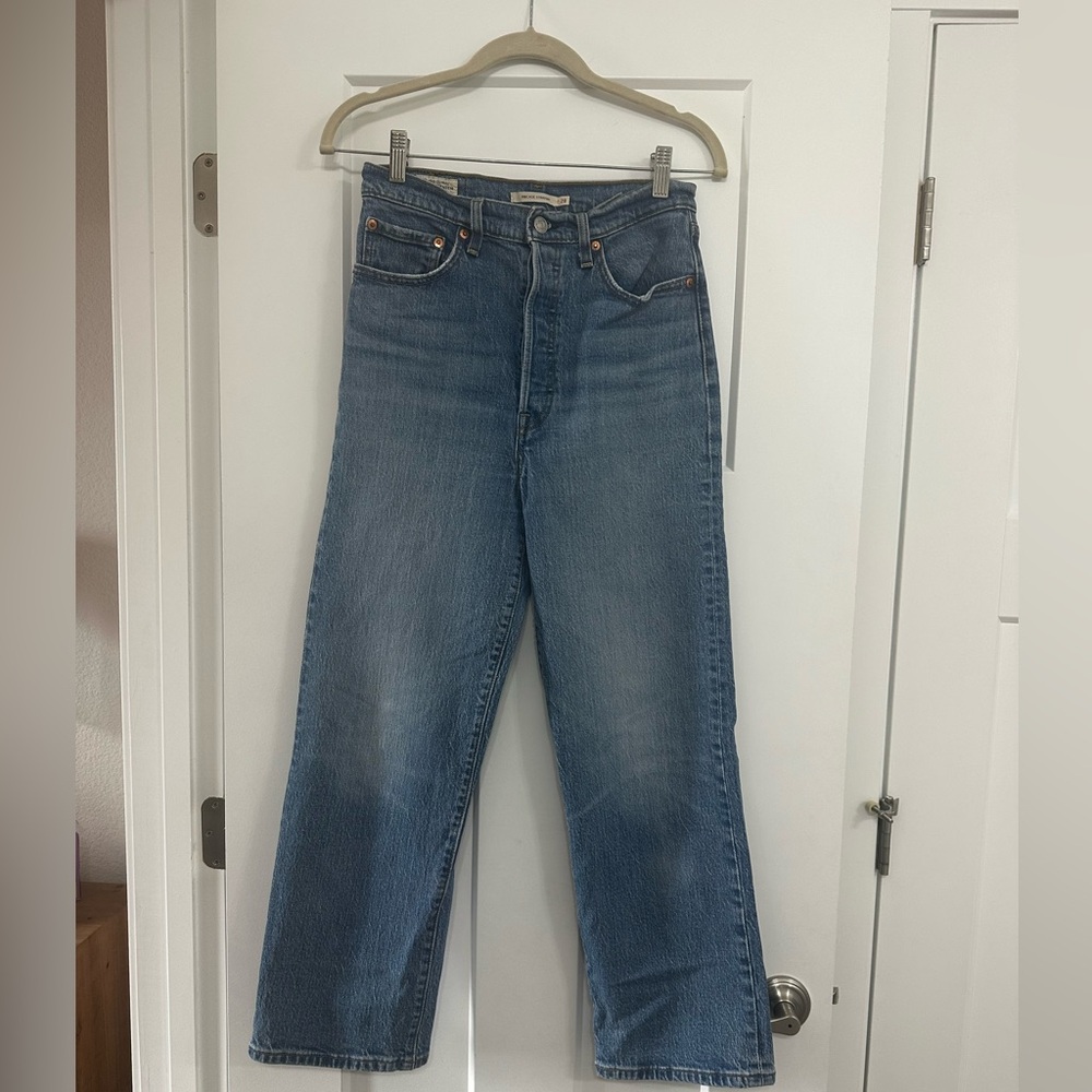 Women’s size 28 Levi’s ribcage straight Jean